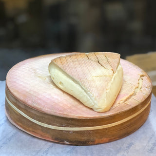 stinking bishop washed rind cheese from gloucestershire