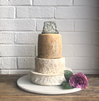 sholebroke cheese wedding cake with pave cobble on the top